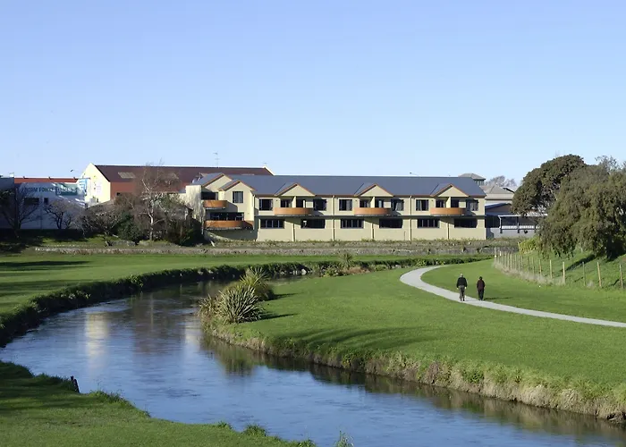Airport Hotel: Waterfront Motel
